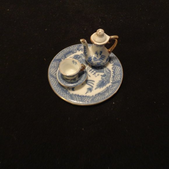 OLD FAMILY MONEY VINTAGE RETRO LITTLE BLUE & WHITE TEAPOT CUP & SAUCER S… - Picture 3 of 5